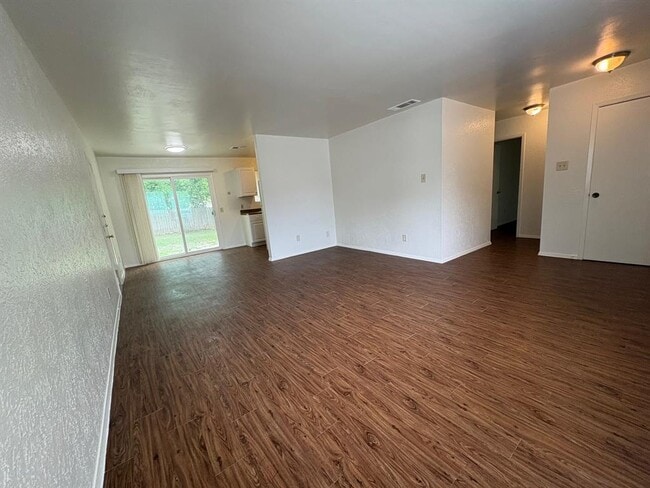 Building Photo - 5105 Pepper Ln