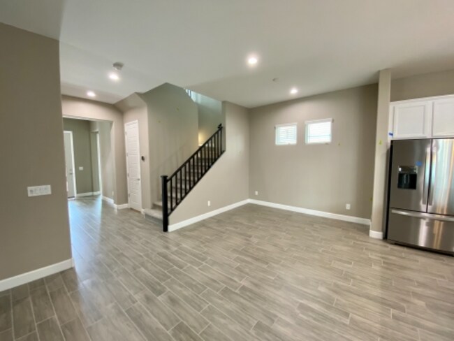 Building Photo - 648 W Springfield Pl