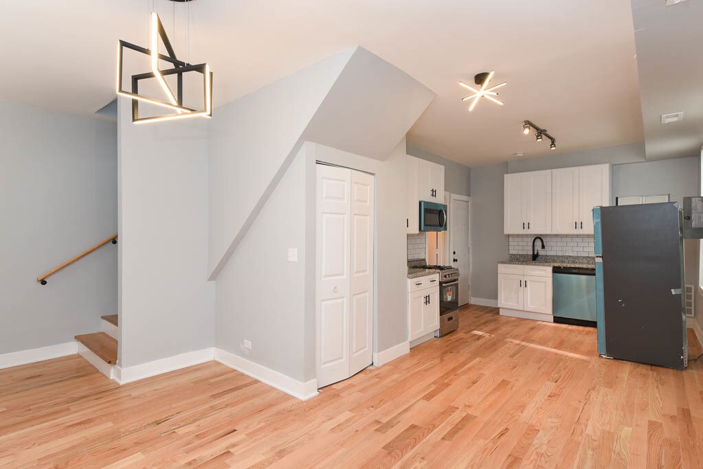 Primary Photo - 1624 W Beach Ave