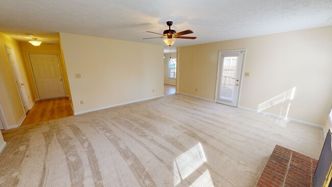 Foto del edificio - $350 OFF First Month's Rent! 3 Bedroom Upd...