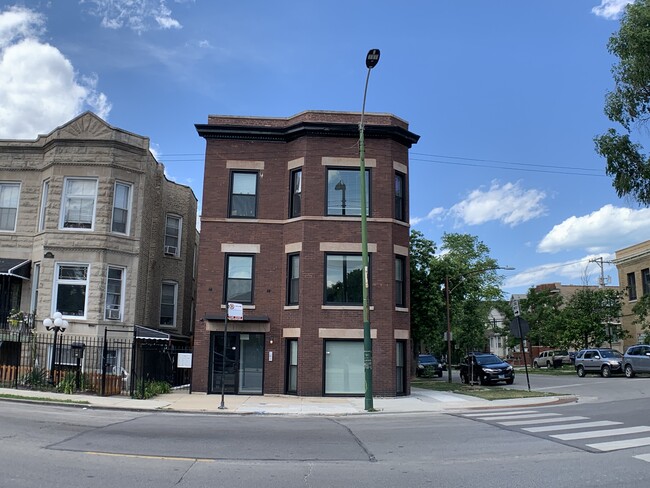 Building Photo - 2834 W Diversey Ave