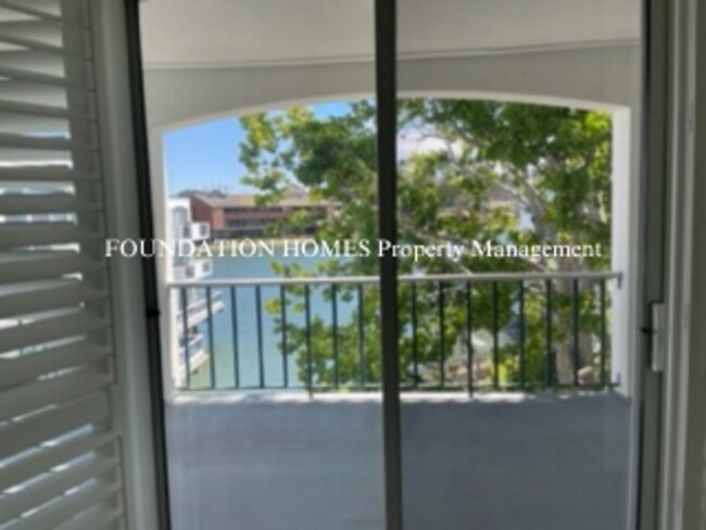 Foto del edificio - 2330 Shelter Bay Ave