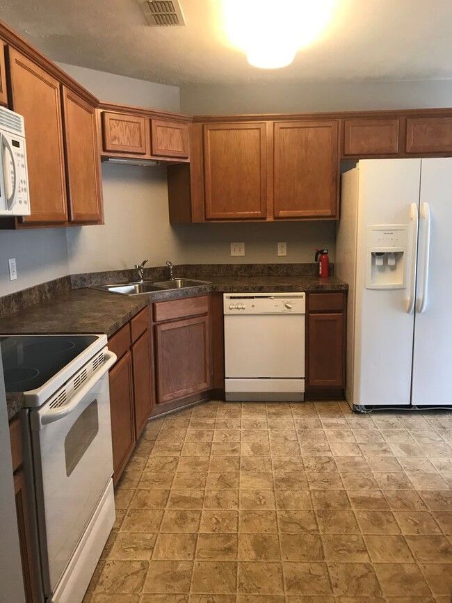 Building Photo - 2BR, 2.5BA Townhome with Garage in Blackma...