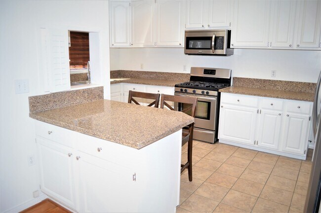 Foto del edificio - Charming Belmont Heights 2BD w/ Private Yard, Garage & Walk to 4th St