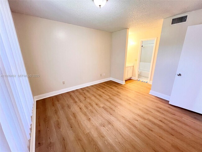 Foto del edificio - 4581 W McNab Rd