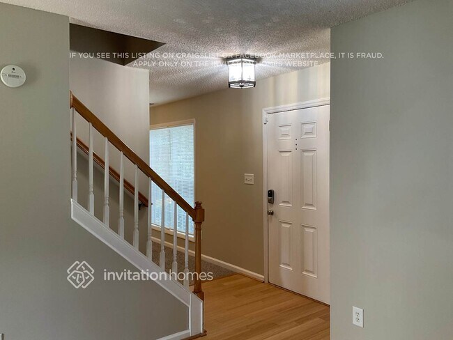 Foto del edificio - 5808 Thistlerock Ln