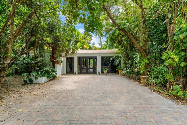 Foto del edificio - 5390 Sunset Dr