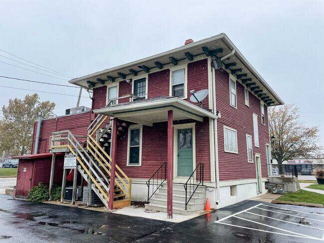 Building Photo - 628 W State St