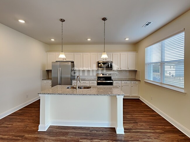 Building Photo - 1320 Lomond Dr