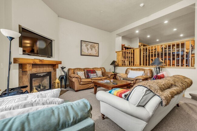 Building Photo - Bear Hollow Townhome - **$1000 off 1st mon...