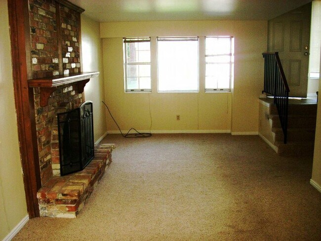 Building Photo - Spacious East Millcreek Townhouse