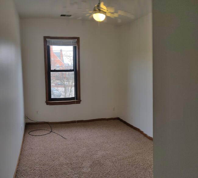 second bedroom with walk in closet - 40 Pine street