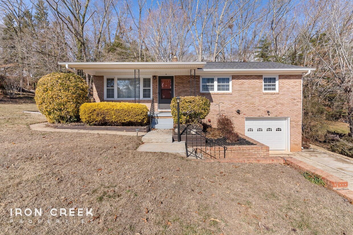 Foto principal - Adorable 3-Bedroom House in West Asheville