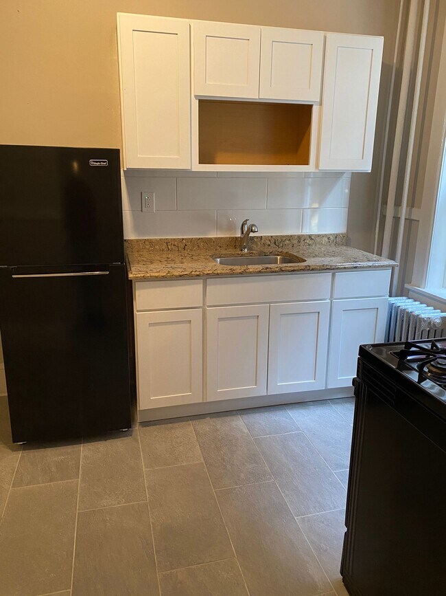 Kitchen w/Granite counter-tops - 24 Barclay St