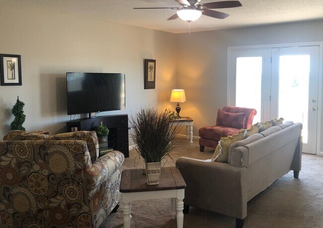 Sala de estar grande - 603 Avondale Rd
