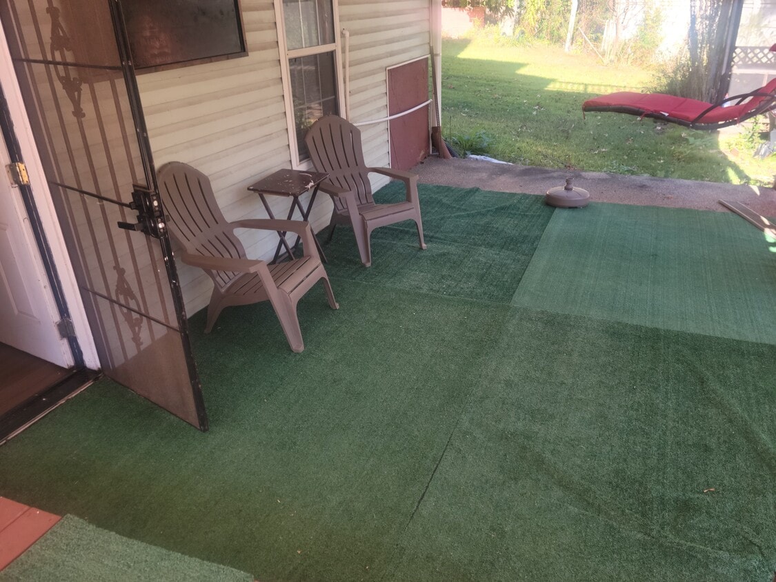 Porche con puerta de entrada y salida - 5898 Manchester Ln