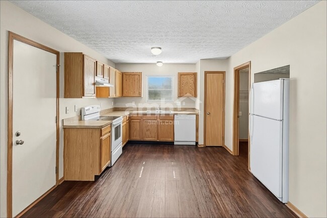Building Photo - 6306 Pompano St