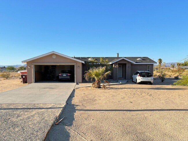 Building Photo - 29 Palms Home with Garage