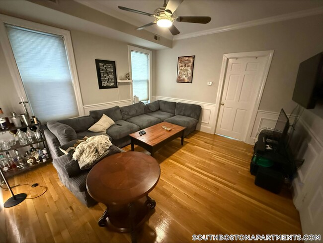 Building Photo - 868 E 2nd St