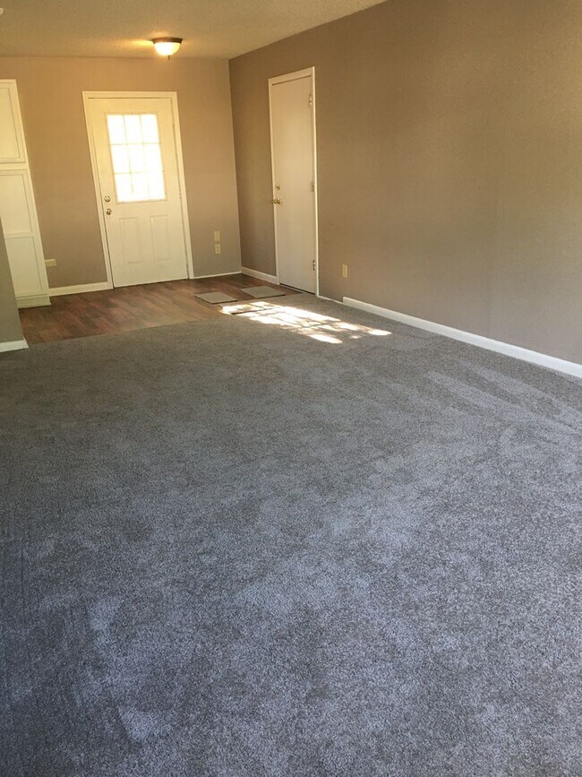 Building Photo - HOME FOR RENT IN SAND SPRINGS
