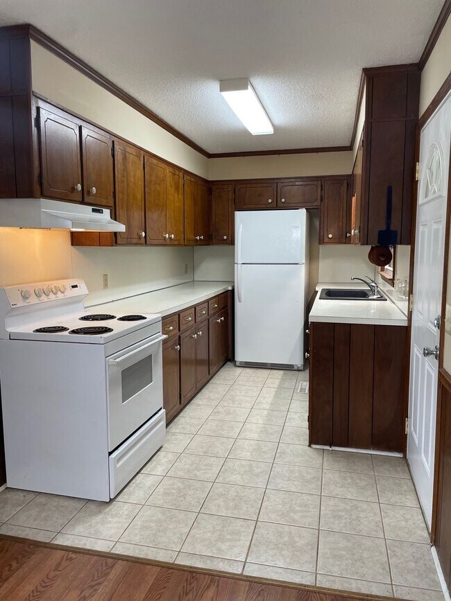 Foto del edificio - 3 BED, 2 BATH BRICK HOME LOCATED IN COUNTR...