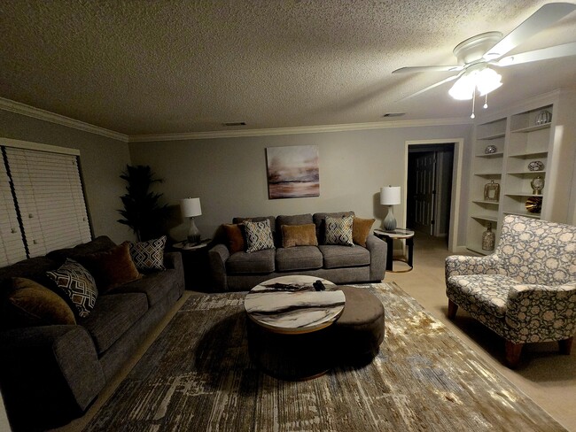 Building Photo - 2218 E Alberson Dr