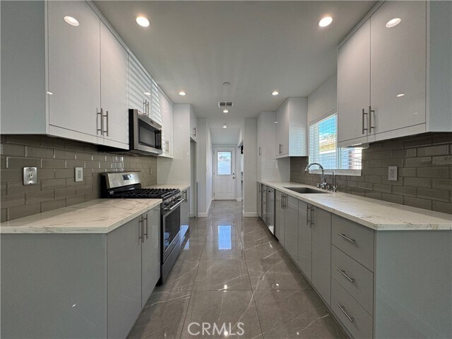 Foto del edificio - 8633 Bluffdale Dr