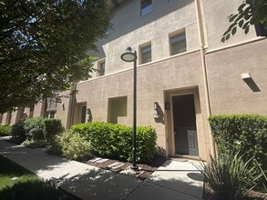 Building Photo - 1052 Bigleaf Pl