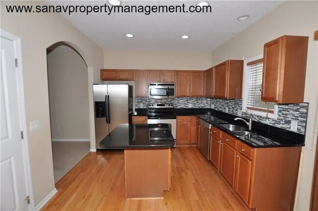 Building Photo - Stunning 2 Bed, 2.5 Bath Townhome with Lux...