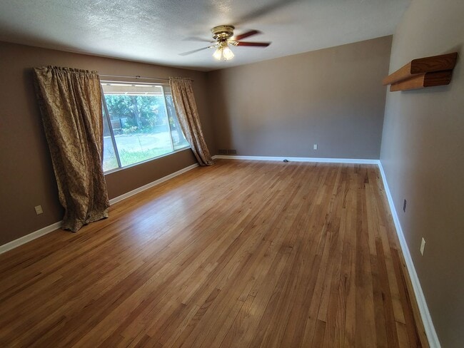 Building Photo - 1136 Cambridge Ct