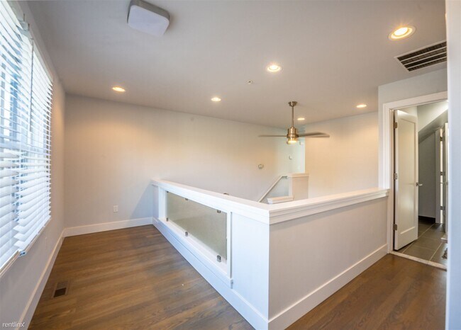 Building Photo - 2 br, 2.5 bath House - 622 W 11 Mile Rd