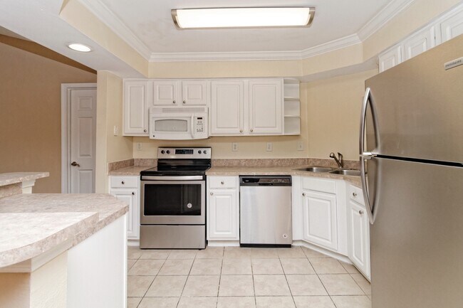 Foto del edificio - Amazing two bedroom 2nd Floor, Summer House Available June 19!