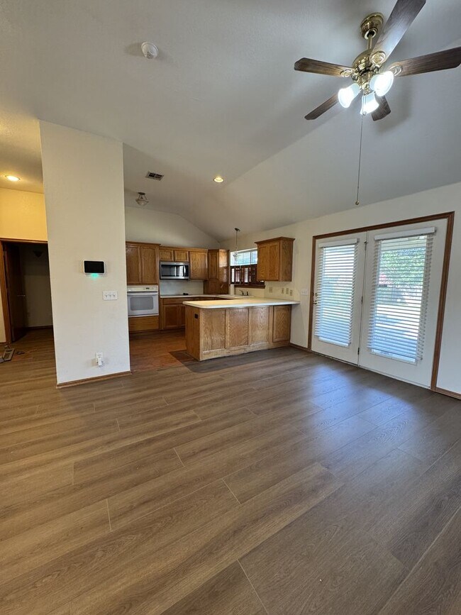 Building Photo - (3) Bed/(2) Bath in NE Norman w/ Safe Room!