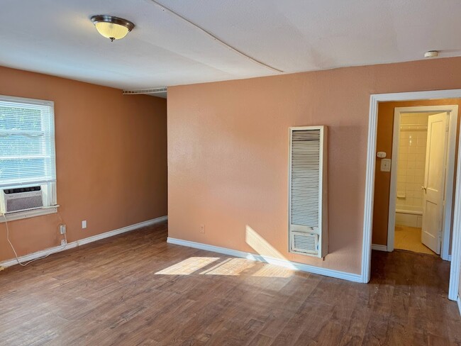 Building Photo - 1640 Osage Ave