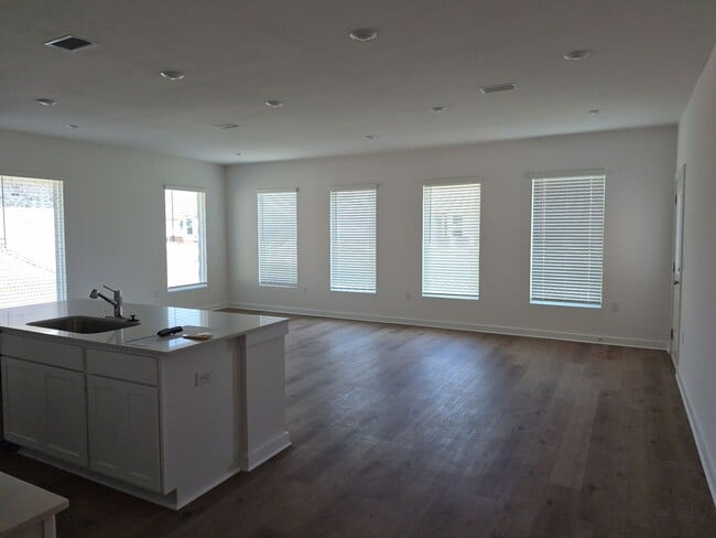 Building Photo - Free Wi-Fi for the first year! 4 Bed/2 Bat...