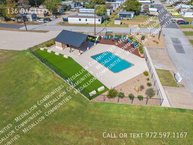 Building Photo - 136 Oak Leaf
