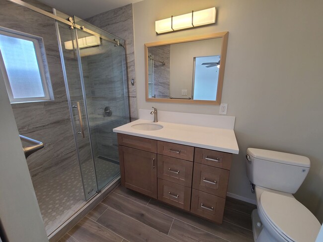 Foto del edificio - Spacious 4 bed 2 bath + 2 car garage & lar...