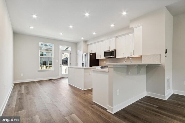 Building Photo - 14040 Sunrise Valley Dr