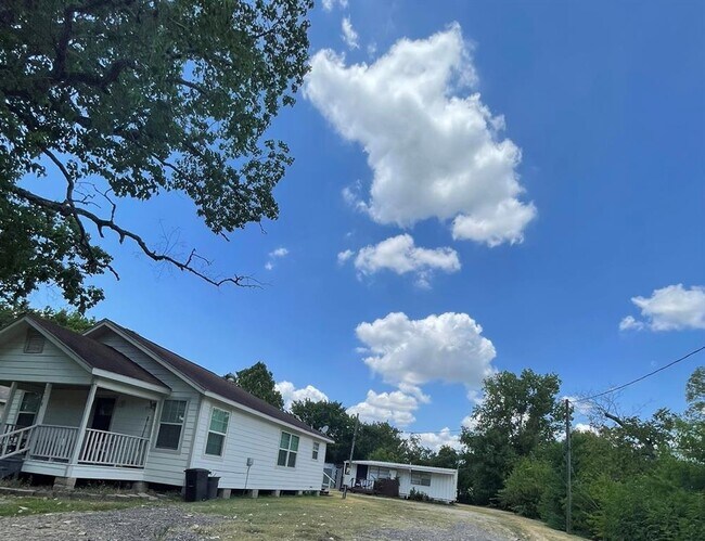 Building Photo - 1718 Jones Rd