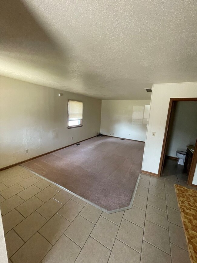 Building Photo - Bev House - 4 bedroom, 1.5 bath house - NO...