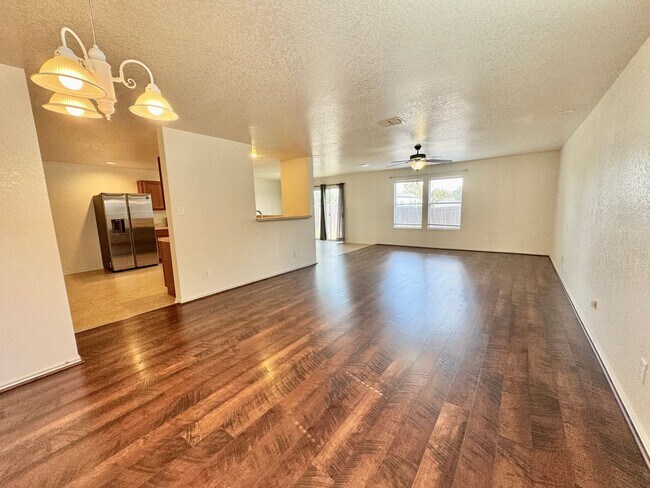 Foto del edificio - *COMING SOON*  Beautifully Designed Two-Story Home with Loft and Garden Tub!