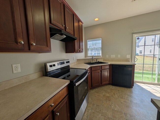 Building Photo - Cozy End Unit Townhome located in the Carolina Crossing community!