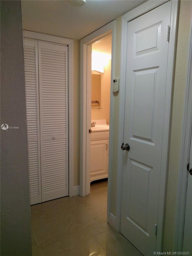 Foto del edificio - 702 NW 87th Ave