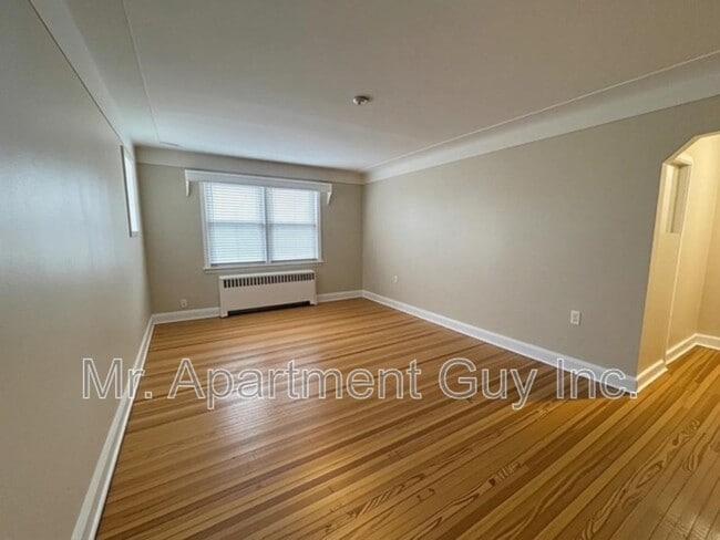 Building Photo - 16 Kingsway Dr