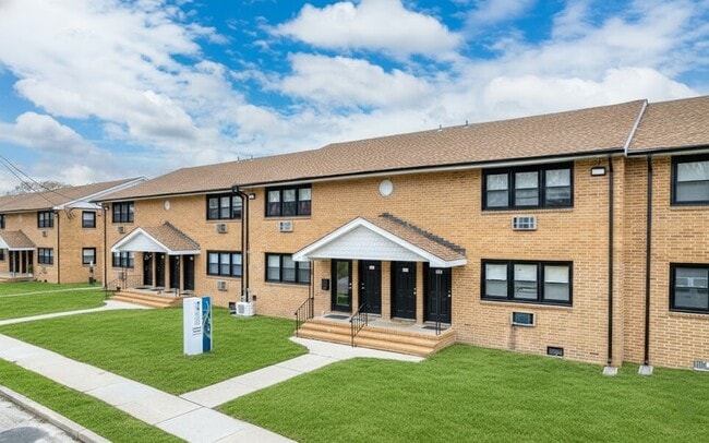 Building Photo - Groveland Manor