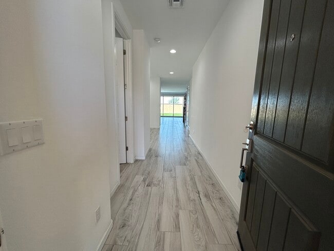 Building Photo - 4146 S Columbus Dr