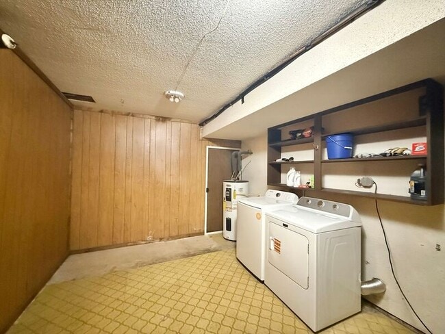 Building Photo - 6011 Dixon Dr