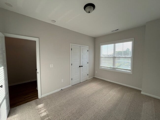 Building Photo - Perfect Paramount Point Property!