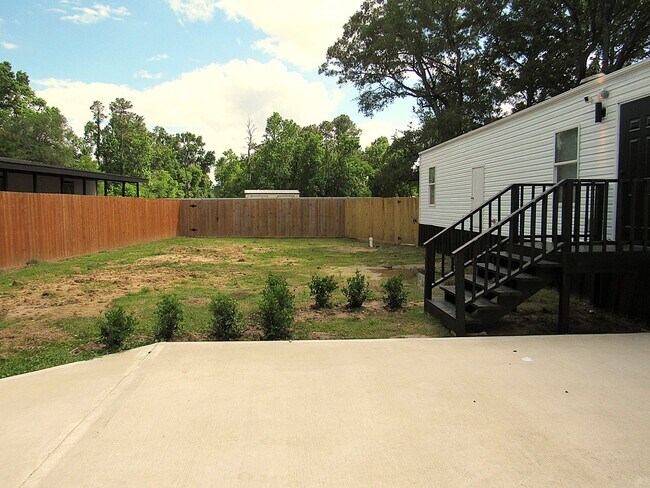 Building Photo - Conveniently Located Northeast Houston Are...