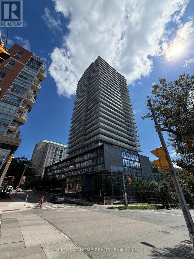 Building Photo - 1815 Yonge St